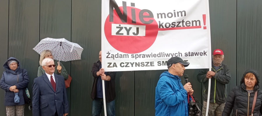 wiec przeciwko podwyżkom opłat czynszowych w SM "Świt" w Ełku; 12 V 22 r.