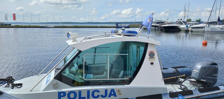 Policyjny patrol wodny w giżyckim porcie 
