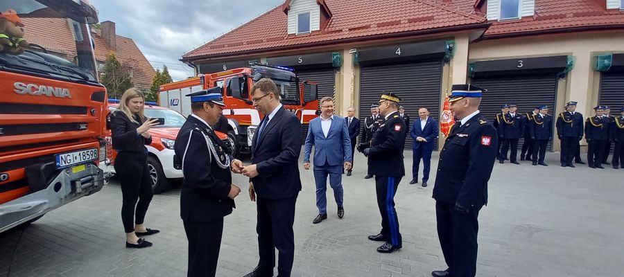 Wojewoda Artur Chojecki wręczył kluczyki do nowych wozów strażackich giżyckim strażakom i druhom OSP