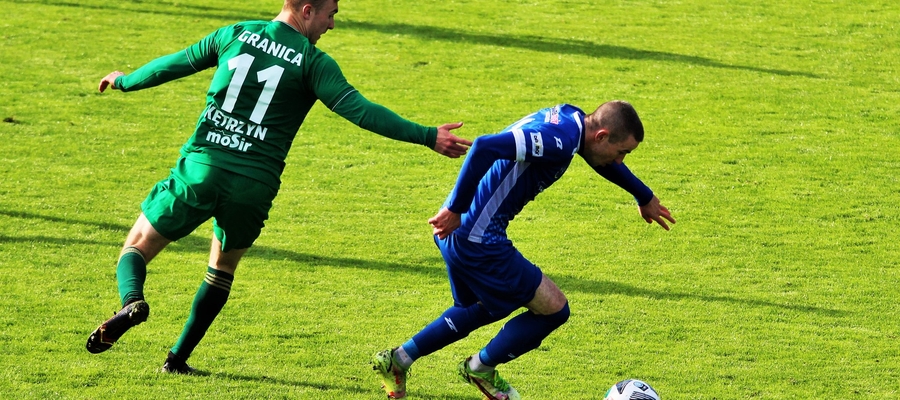 Radosław Galas (Jeziorak Iława, przy piłce) w meczu z Granicą zdobył gola i zaliczył asystę