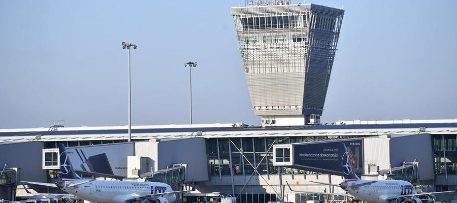 wieża kontroli lotów na lotnisku Okęcie