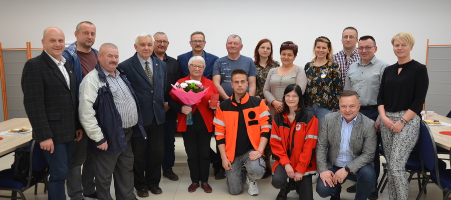 Kierownik biura PCK Iława Irena Igielska (w środku zdjęcia, z kwiatami) otrzymała podziękowania oraz kwiaty i pamiątkową statuetkę z okazji X-lecia działalności Klubu Honorowych Dawców Krwi Florian Kisielice