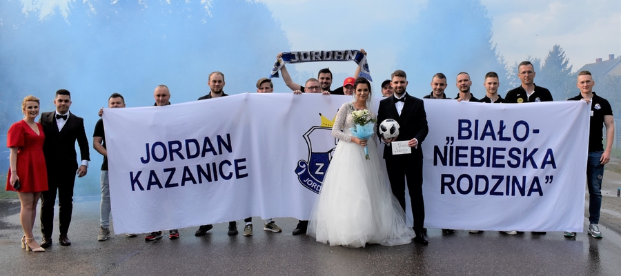 W poprzednią sobotę Jordan Kazanice (A klasa) zrobił bramę weselną — na ślubnym kobiercu stanęli Mateusz (piłkarz Jordana) i Natalia Sadowscy. Sto lat młodej parze!