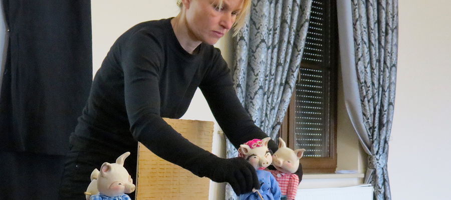 Sylwia Niekolaas ze swoimi lalkami
