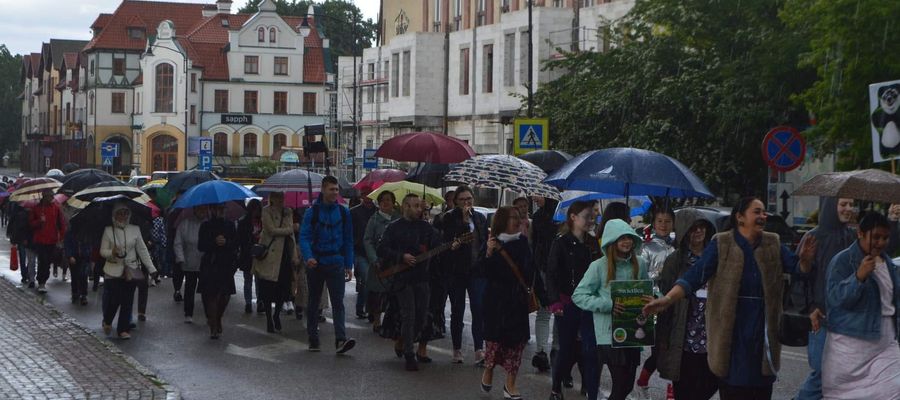 Marsz dla życia i rodziny - przemarsz ulicami miasta na plac przy parafii M.M. Ostrobramskiej w Piszu