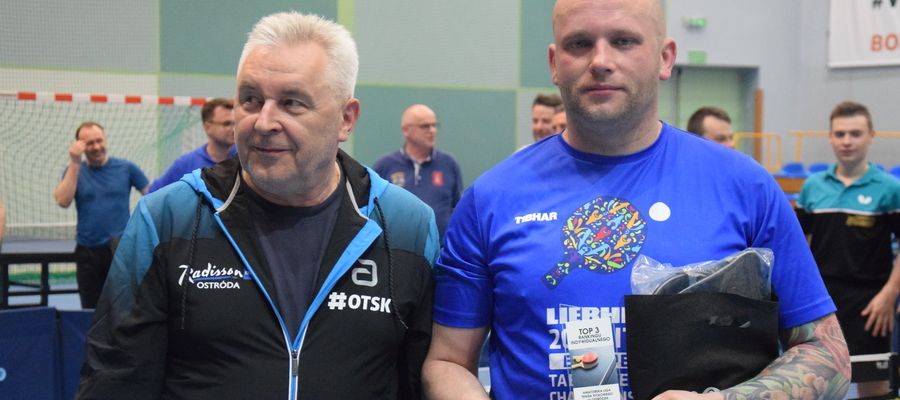 Tadeusz Czyczel (z lewej), dyrektor Ostródzkiego Centrum Sportu i Rekreacji, i Michał Gostół ze statuetką za zajęcie 3 miejsca w klasyfikacji indywidualnej ALTS 