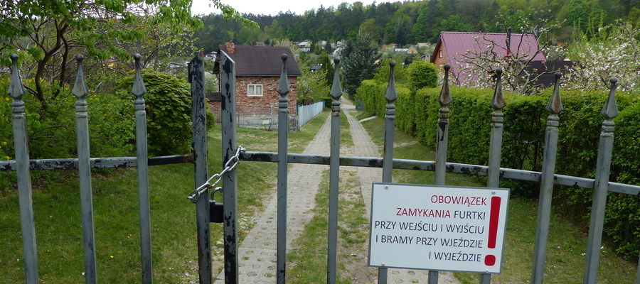Brama wjazdowa na teren ROD Podleśne od strony ul. Wiejskiej w Iławie