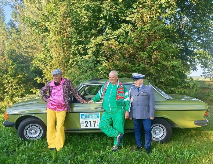Mają razem 220 lat, są braćmi i oficjalnie dzisiaj zarejestrowani. Trzej bracia Gienek, Mietek i Stachu wystartują w rajdzie Koguta Mercedesem 123. 