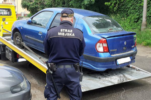 Strażnic miejscy usunęli kolejne wraki aut z ulic Olsztyna