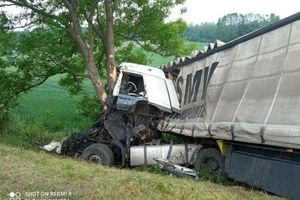 Trwa akcja ratowania kierowcy ciężarówki, który zjechał do rowu. Trasa Olsztyn-Ostróda całkowicie zablokowana
