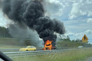 Trwa akcja gaszenia pożaru busa na drodze w kierunku Warszawy