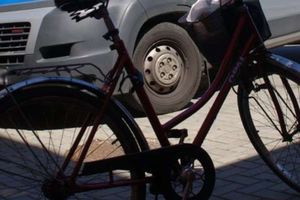 Senior potrącił rowerzystkę na ul. Krasickiego w Olsztynie. Kobieta trafiła do szpitala