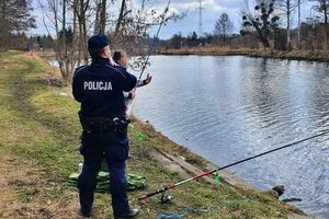 Elbląg: Nielegalnie łowił ryby. Policjanci znaleźli przy nim narkotyki