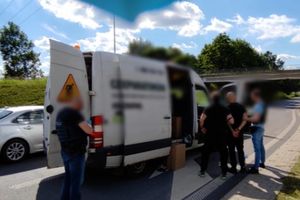 Policjanci z Olsztyna dostali informację o przewozie nielegalnych papierosów. Szybko przejęli kontrabandę