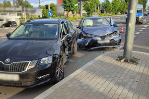 Młody kierowca nie przejmował się czerwonym światłem na ul. Leonharda w Olsztynie. Spowodował wypadek i stracił prawo jazdy