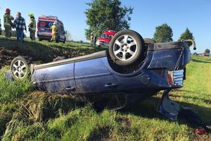 Opel dachował pod Dozinami
