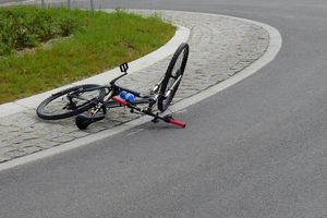 Potrącenie rowerzysty na rondzie przy ulicy Poniatowskiego w Bartoszycach