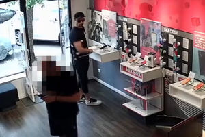UKRADŁ TELEFON Z PÓŁKI WYSTAWOWEJ