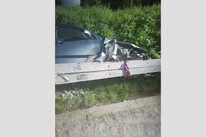 Pijany kierowca uderzył autem w słup elektryczny