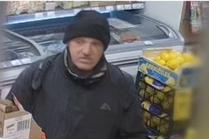 Poznajesz go? Policjanci z Olsztyna poszukują złodzieja, który ukradł... paletę tuńczyka