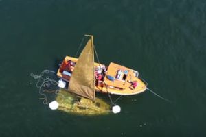 Ratownicy MOPR wydobyli jacht zatopiony na Śniardwach