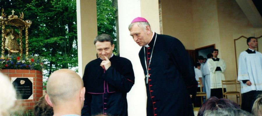 J. Ex. ks. bp. A. Suski i ks. kan. M. Rozmarynowicz w rozmowie z pielgrzymami do MB Lipskiej Pani (2001)