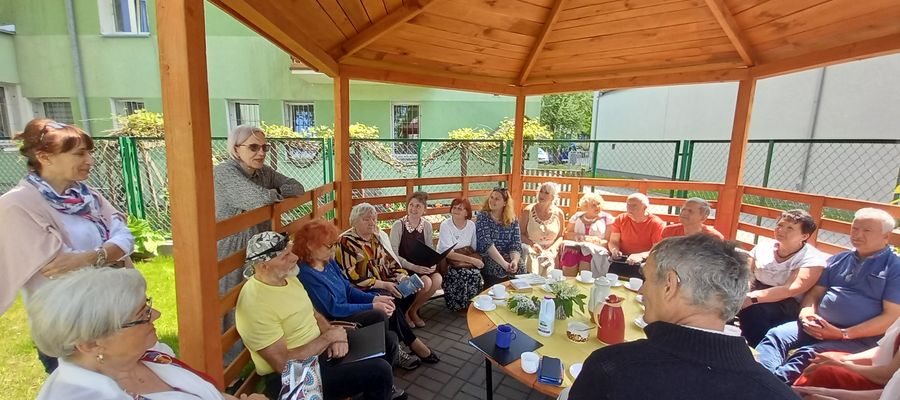 Czytanie w altanie giżyckich seniorów