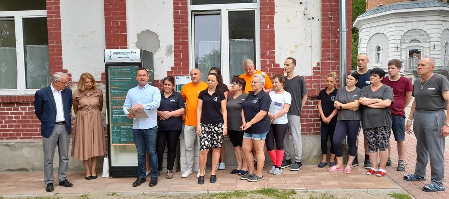 „Jadłodzielnia Pisz” powstała z inicjatywy społecznej dzięki współpracy trzech organizacji: PZAZ "Wieża", stowarzyszenia Mazurskie Centrum Aktywności Lokalnej Karwik oraz Banku Żywności w Piszu przy wsparciu Gminy Pisz