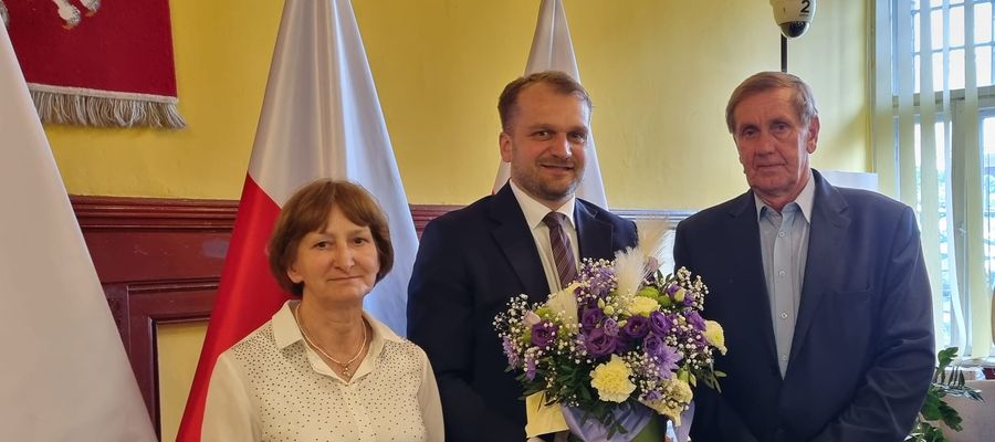 Paweł Bobrowski (w środku) jednogłośnie otrzymał absolutorium i wotum zaufania