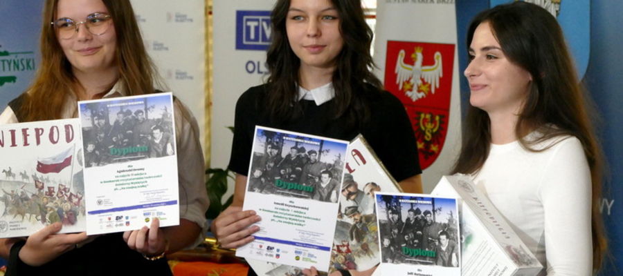Amelia Syszkowska (w środku) zdobywczyni I miejsca w kategorii szkoły ponadpodstawowe