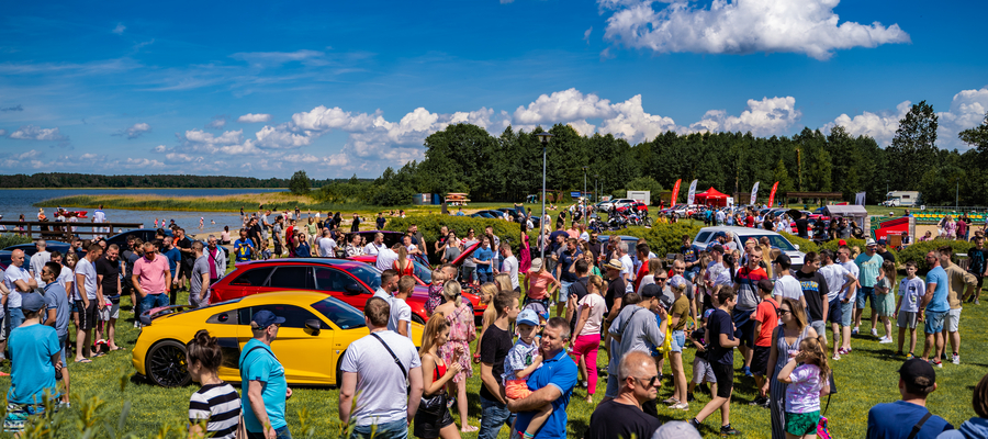 Plaża miejska w Piszu. Morze ludzi, blisko 100 motoryzacyjnych perełek, wspólny cel