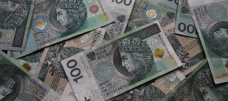 Zużyte lub uszkodzone banknoty i monety  można wymienić na nowe w kasie dowolnego banku w Polsce