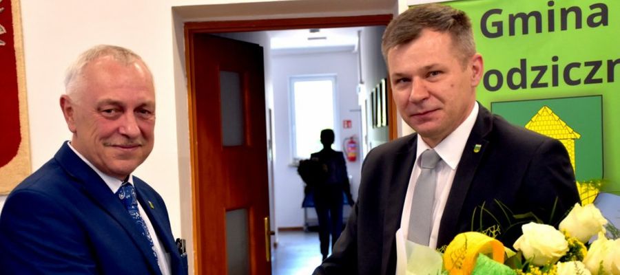 Przewodniczący Rady Gminy Grodziczno, Daniel Osicki gratuluje wójtowi, Tomaszowi Szczepańskiemu