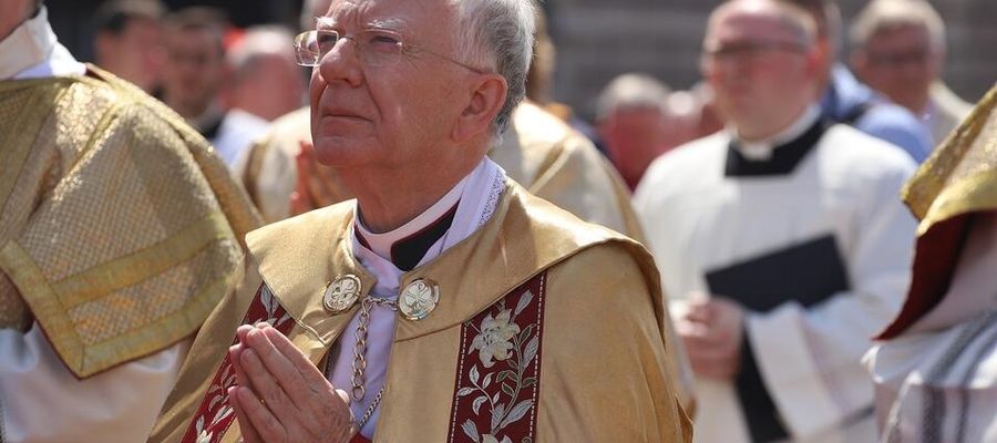 Abp Marek Jędraszewski podczas centralnej procesji Bożego Ciała w Krakowie