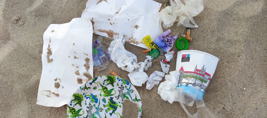 Latem na plaży zostawiamy mnóstwo śmieci - mówi Ola Czajkowska z blogu Ekoalternatywa
