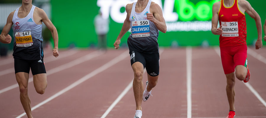 Karol Zalewski (AZS UWM Olsztyn, na zdjęciu w środku) awansował do finału biegu na 400 metrów