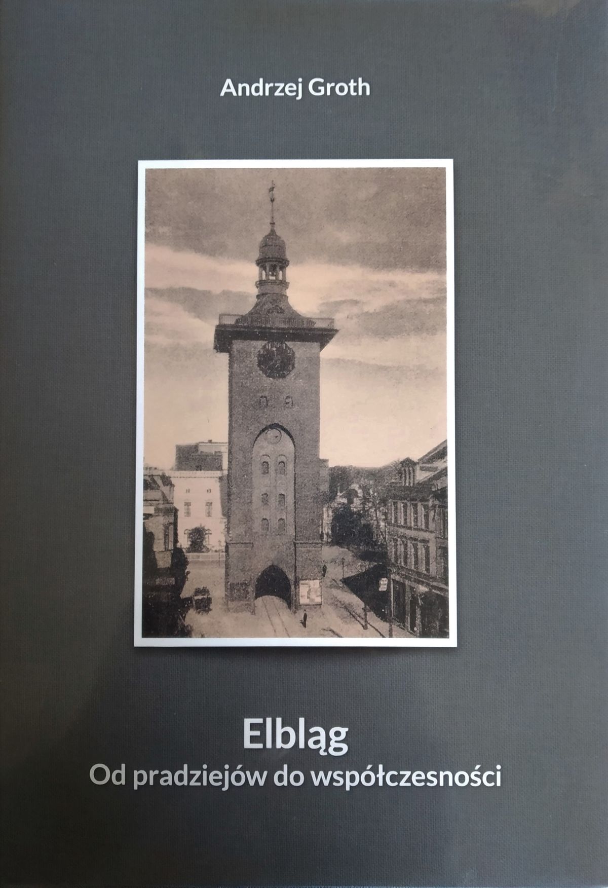 Monografia opisuje historię Elbląga od średniowiecza do 2015 roku