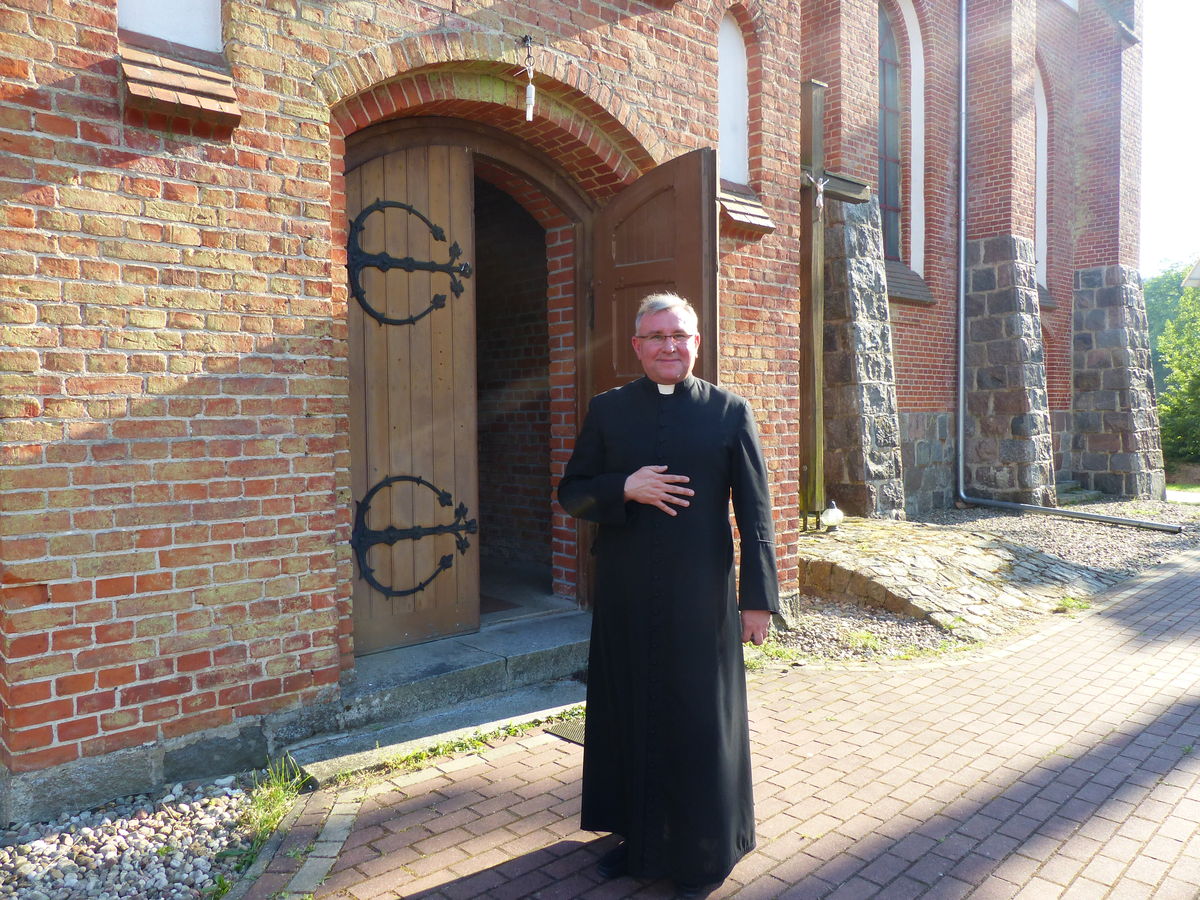 Ks. Michał Świątecki, proboszcz parafii św. Jan Chrzciciela w Orzechowie z siedzibą w Pluskach