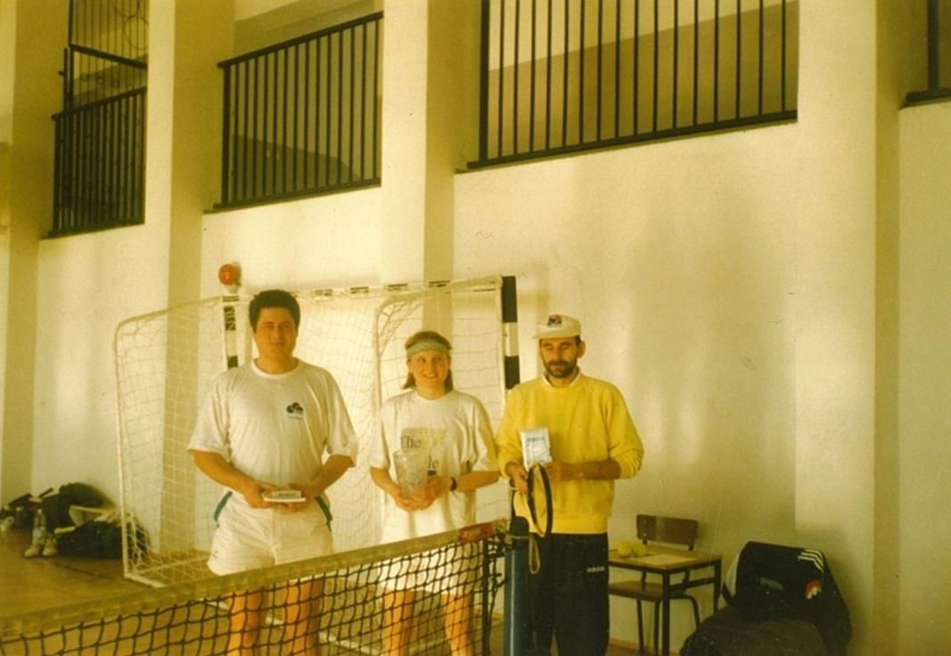 Cezary Wtulich, Agata Cioroch i Janusz Dębski - czołowa trójka halowych mistrzostw Mławy w 1997 roku. 

