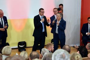 Premier Mateusz Morawiecki rozmawia o Polsce z mieszkańcami Działdowa
