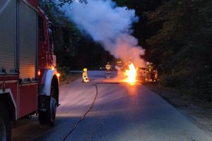 Pożar samochodu osobowego pod Olsztynem. Wylotówka na Łęgajny całkowicie zablokowana