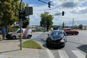 Kolizja na ul. Towarowej w Olsztynie. W kierunku ul. Dworcowej droga jest zablokowana