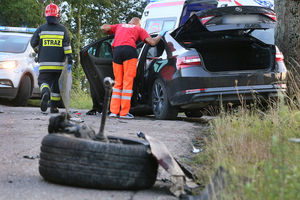 Wypadek pod Olsztynkiem. Kierowca po uderzeniu w drzewo był zakleszczony w aucie