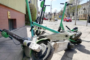 Hulajnogi elektryczne w Olsztynie są regularnie niszczone przez wandali