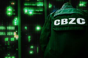 Cyberpolicjanci zatrzymali oszustów podających się za bankowców
