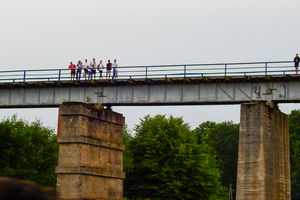 19-letni mężczyzna skoczył z mostu kolejowego do Łyny