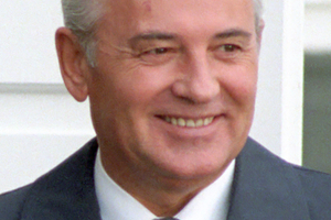 Miły uśmiech i zęby ze stali