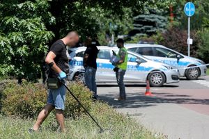 Napad rabunkowy przed bankiem w Warszawie. Świadek zdarzenia donosi: Konwojent leżąc strzelił do bandytów 7 razy