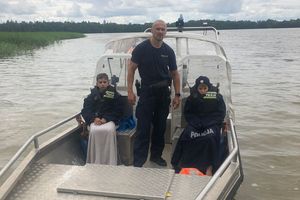 Oleccy policjanci pomogli chłopcom, którzy pływali na kajaku