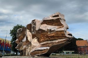 Odnowiony pomnik Odrodzenia w Elblągu: Nowy blask starych idei